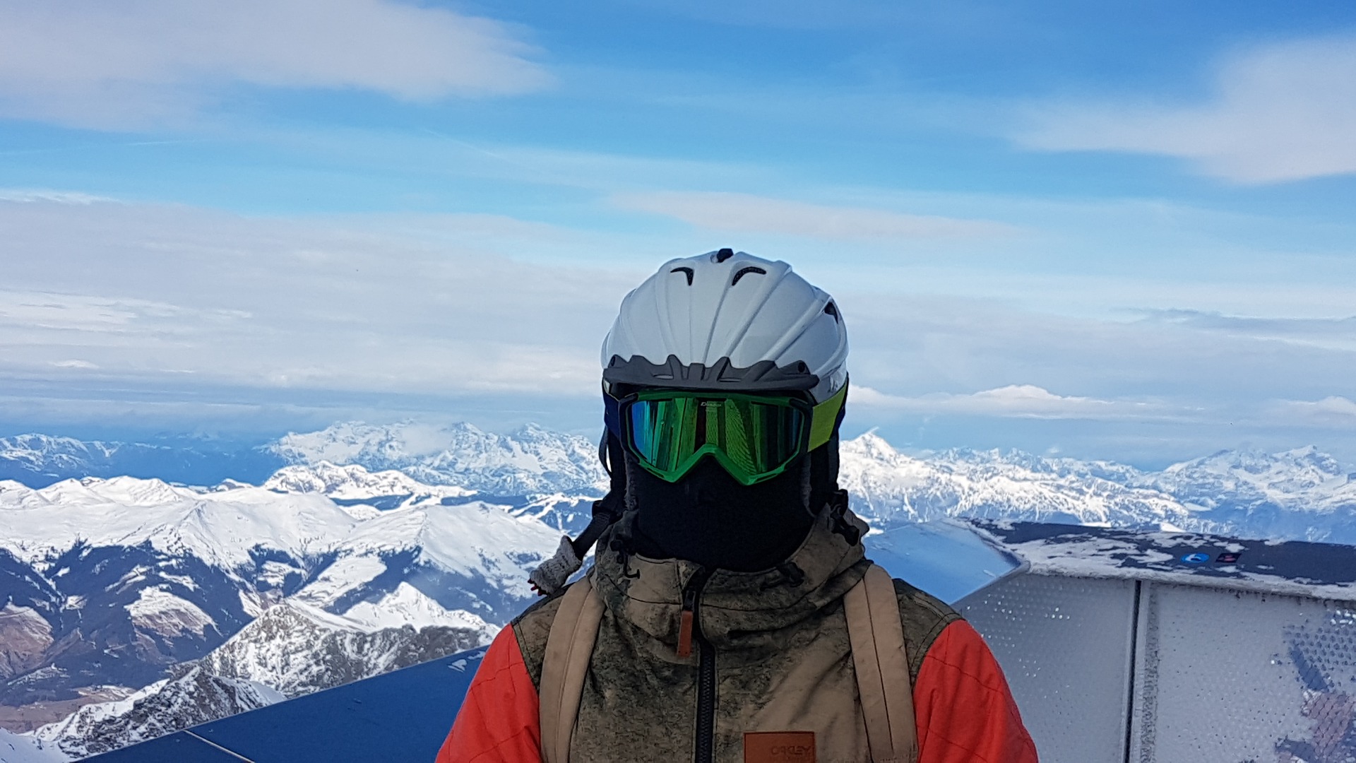 ski-helmet-and-goggles-mtn