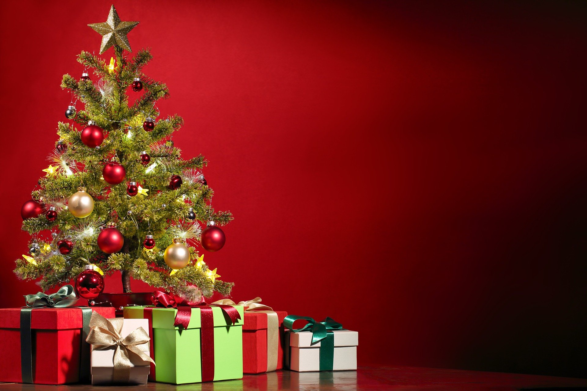 Christmas-tree-with-presents