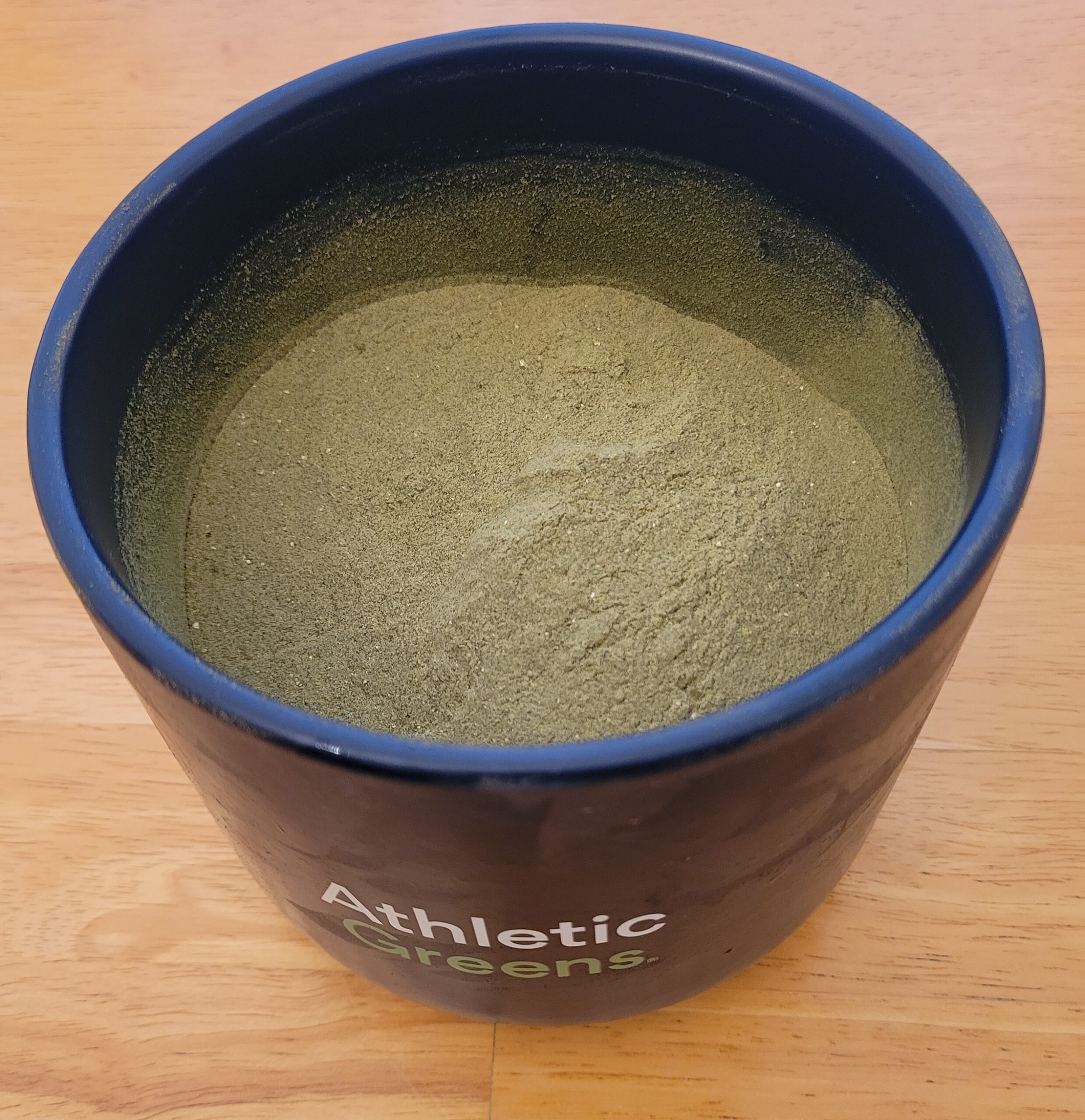 Athletic-Greens-fine-powder-mixes-quickly-in-water